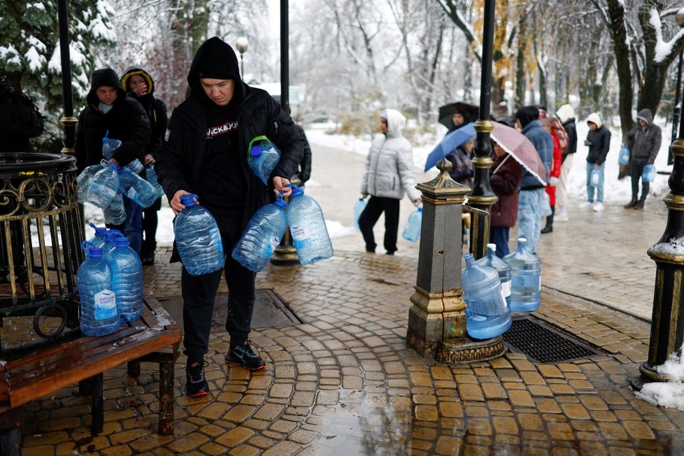 Kyjevané stojí frontu na pitnou vodu