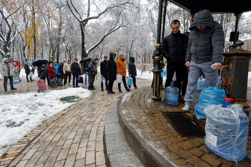 Kyjevané stojí frontu na pitnou vodu