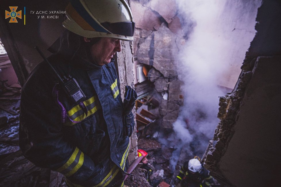 Po ostřelování Kyjeva začala hořet další budova. (17. 3. 2022)