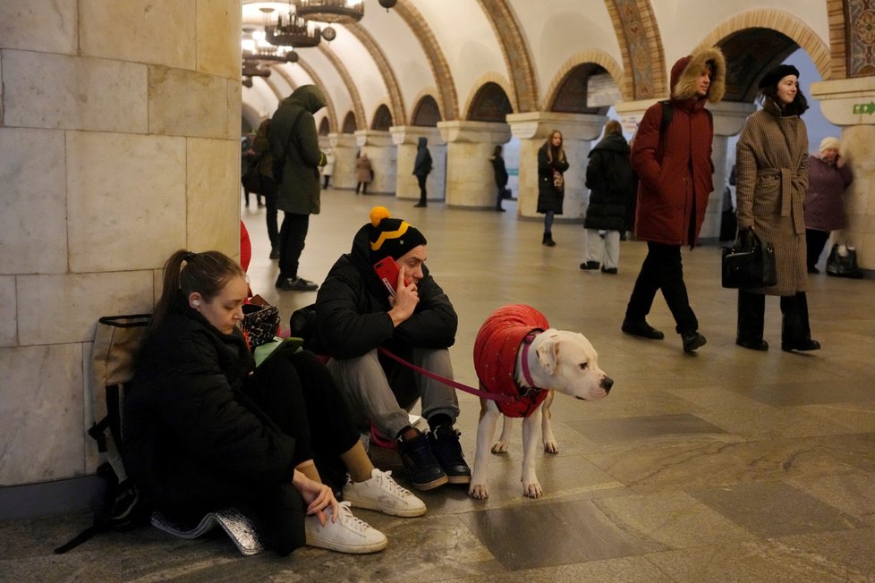 Lidé se schovávají v kyjevském metru (29. 12. 2022)
