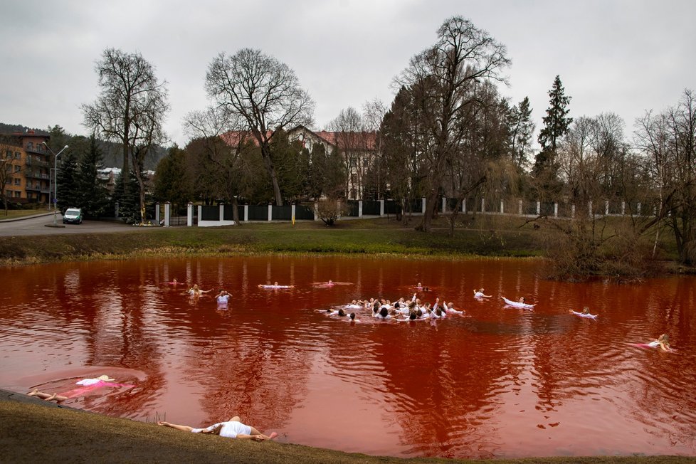 Litevští aktivisté protestují před ruskou ambasádou proti válce. (7. 4. 2022)