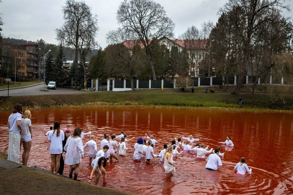 Litevští aktivisté protestují před ruskou ambasádou proti válce. (7. 4. 2022)