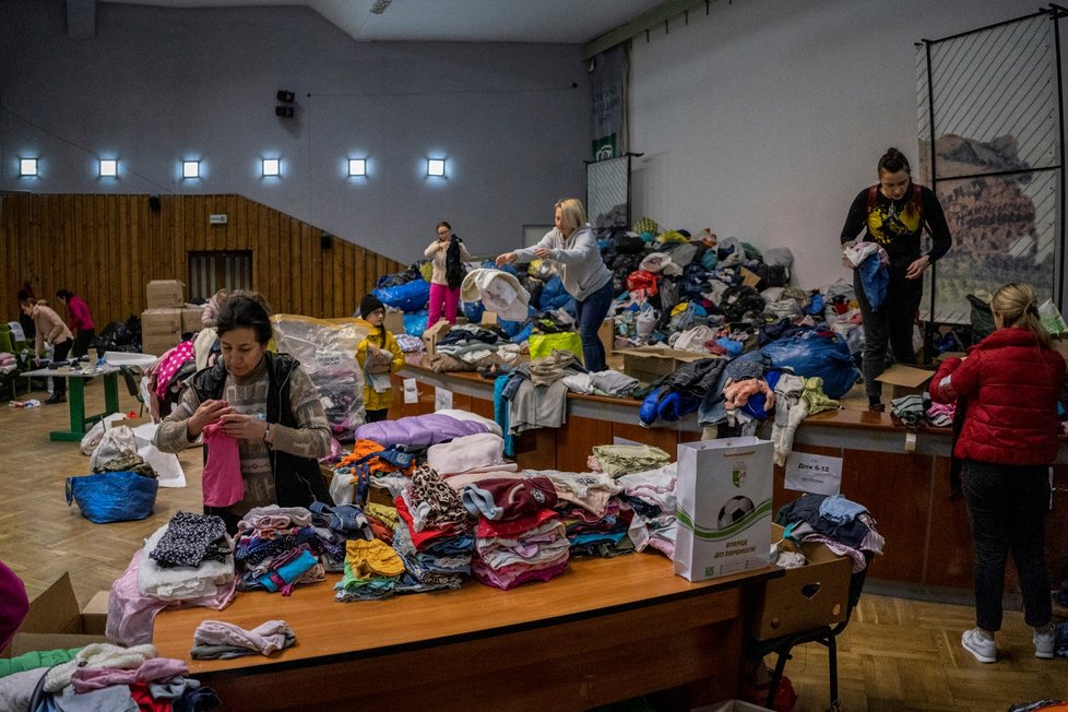 Ukrajinští dobrovolníci třídí dary pro občany Lvova