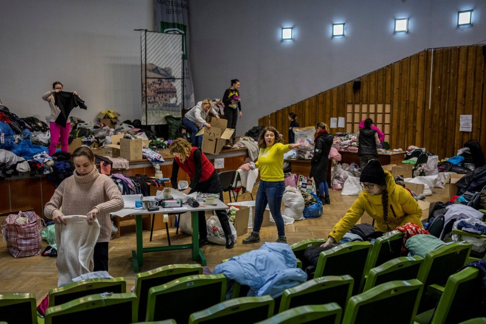 Ukrajinští dobrovolníci třídí dary pro občany Lvova