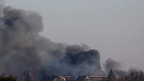Kouř po bombardování areálu poblíž lvovského letiště. (18. 3. 2022)