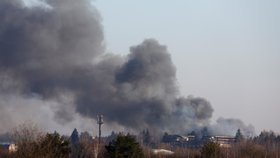 Kouř po bombardování areálu poblíž lvovského letiště (18. 3. 2022)