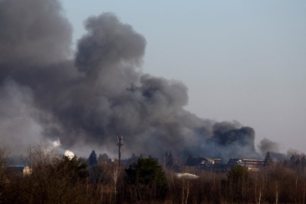 Kouř po bombardování areálu poblíž lvovského letiště (18. 3. 2022)