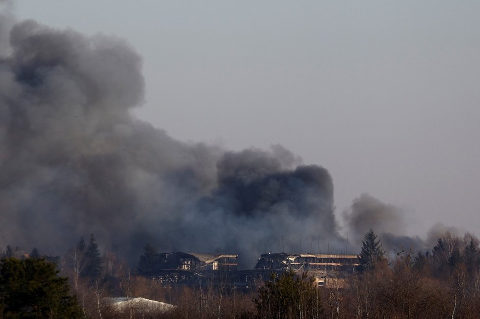 Kouř po bombardování areálu poblíž lvovského letiště. (18. 3. 2022)