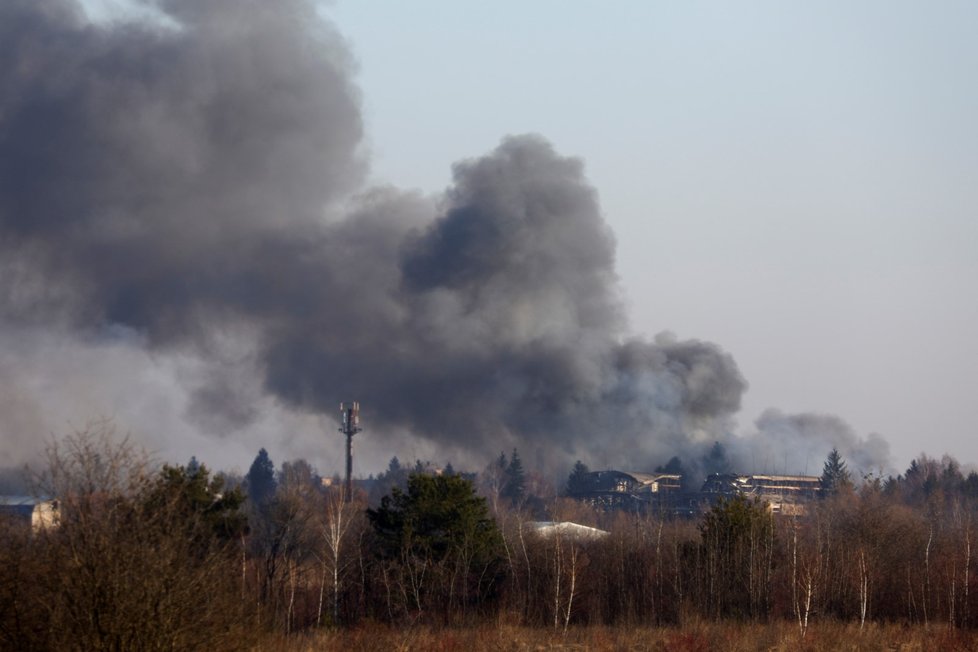 Kouř po bombardování areálu poblíž lvovského letiště. (18. 3. 2022)