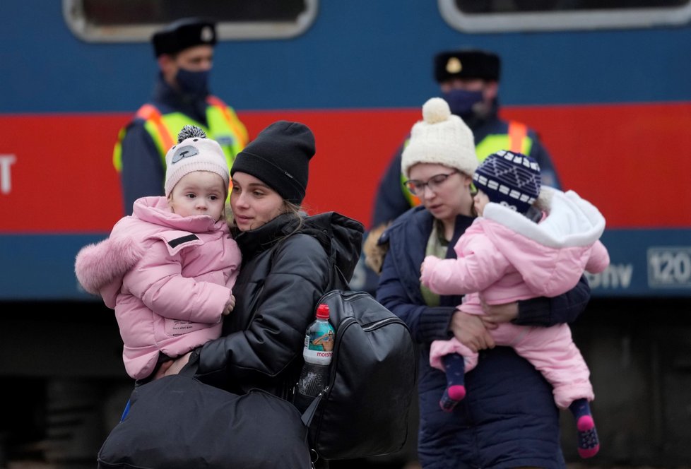 Ukrajinští uprchlíci mířící do Maďarska.
