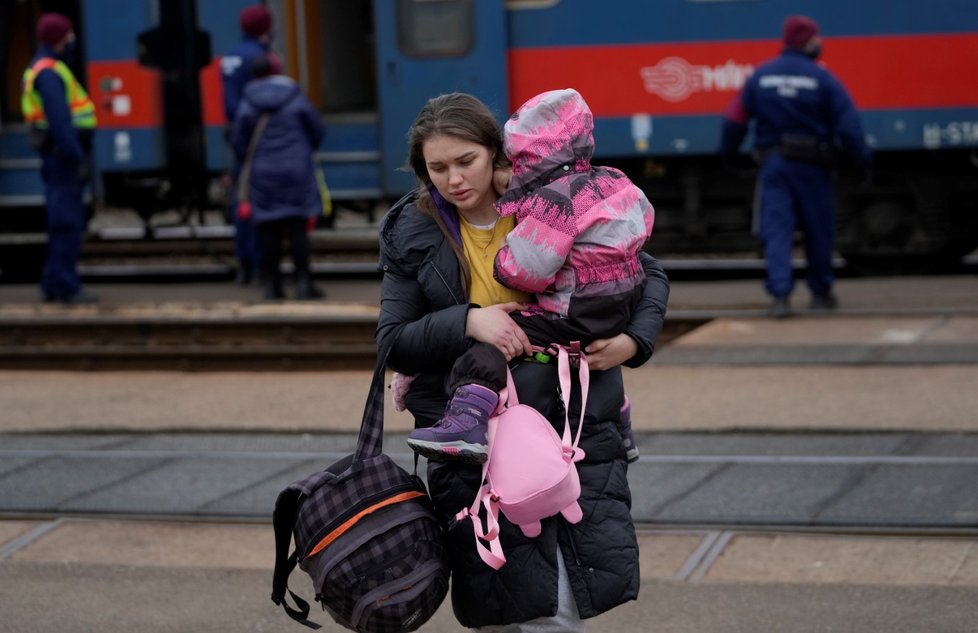 Ukrajinští uprchlíci mířící do Maďarska.