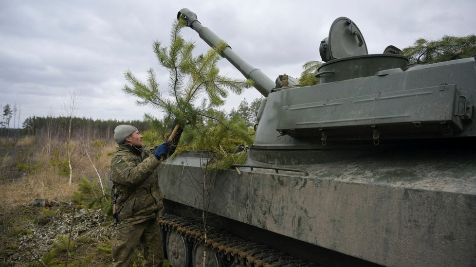 Příslušníci ukrajinských ozbrojených sil na svých pozicích u Makarivu.