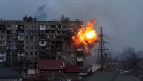 Střela z tanku zasáhla obytný dům v Mariupoli (11. 3. 2022)