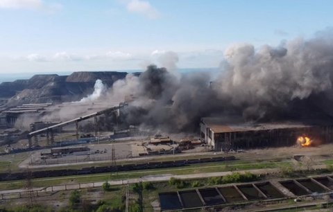Evakuace se zdařila, i když byly ocelárny v Mariupolu pod ruskou palbou: Zachráněno bylo 50 osob