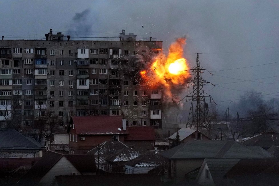 Střela z tanku zasáhla obytný dům v Mariupolu (11. 3. 2022)