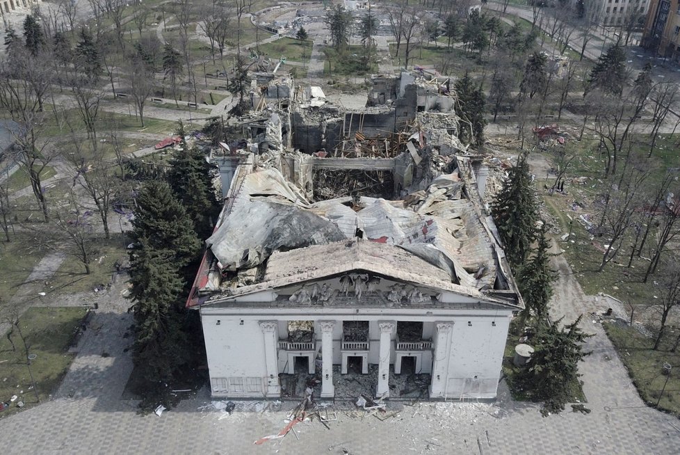 Zničené mariupolské divadlo, pod kterým se ukrývaly stovky lidí (10. 4. 2022)
