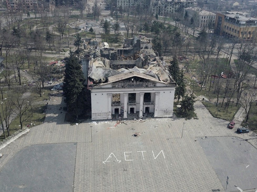 Zničené mariupolské divadlo, pod kterým se ukrývaly stovky lidí. (10. 4. 2022)