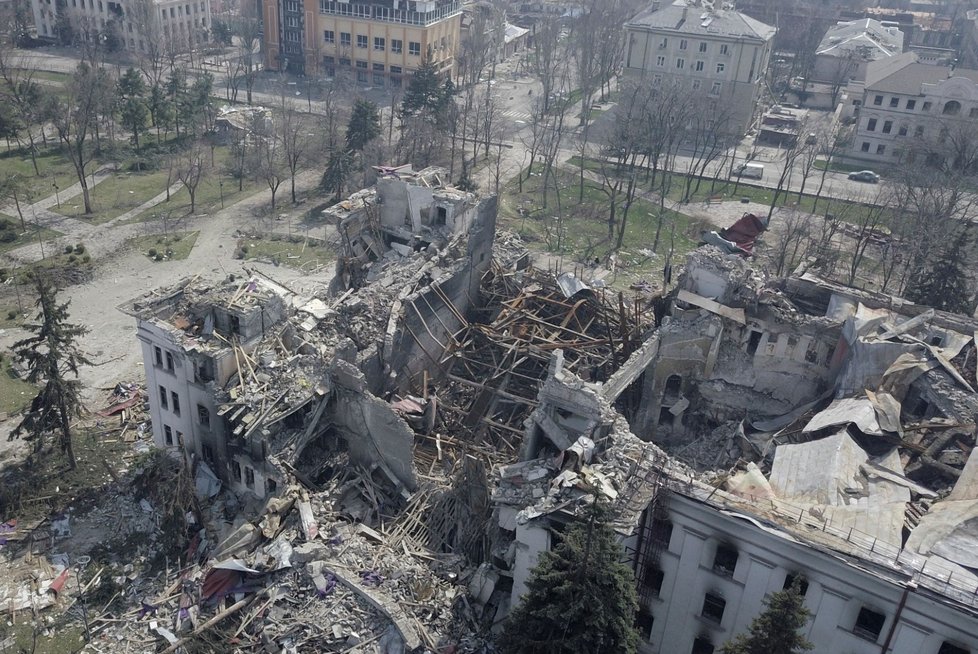 Zničené mariupolské divadlo, pod kterým se ukrývaly stovky lidí. (10. 4. 2022)
