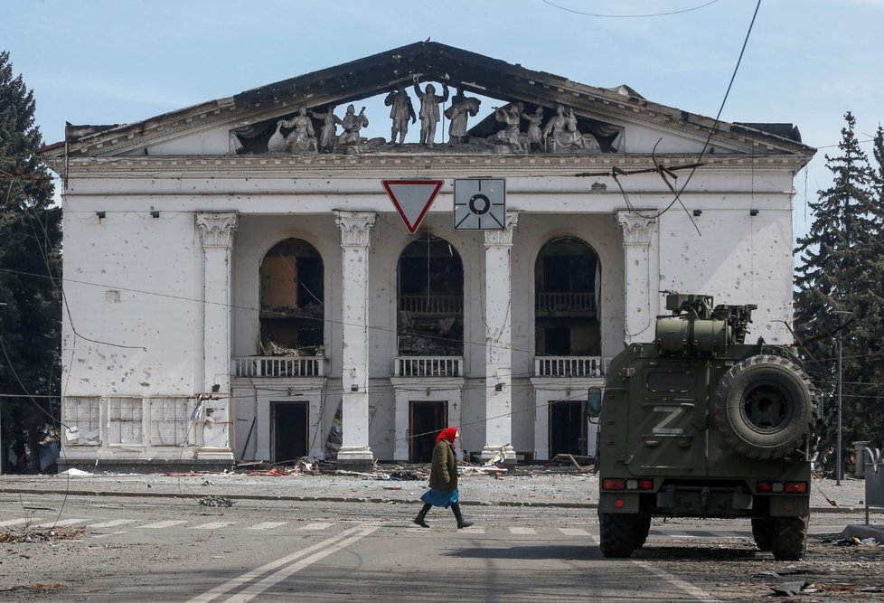 Zničené mariupolské divadlo, pod kterým se ukrývaly stovky lidí (10. 4. 2022)
