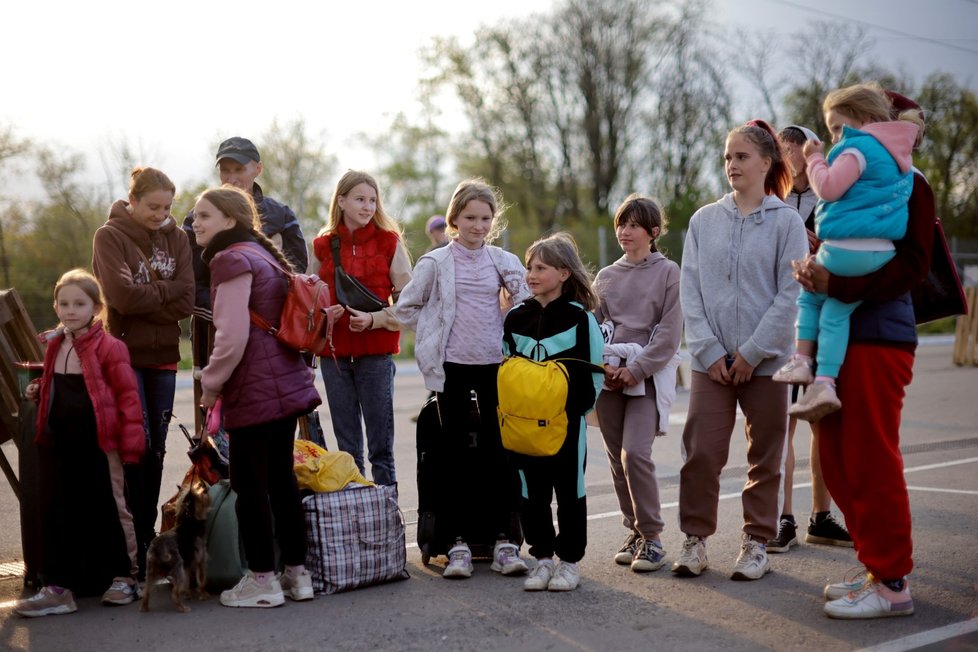 Lidé prchající z Mariupolu. (2. 5. 2022)