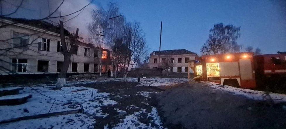 Škola zničená po ostřelování města Merefyv Charkovské oblasti.