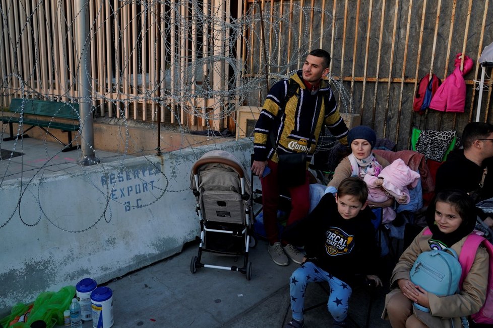 Ukrajinští uprchlíci čekají na přechod z Mexika do USA (7. 4. 2022)