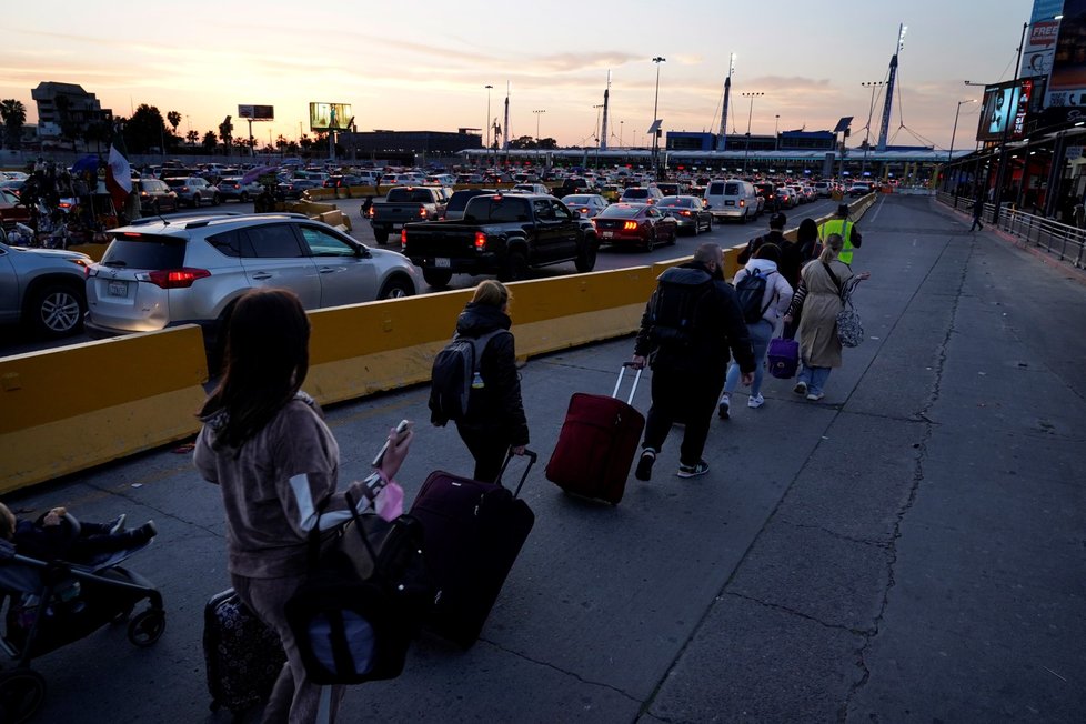 Ukrajinští uprchlíci čekají na přechod z Mexika do USA (7. 4. 2022)