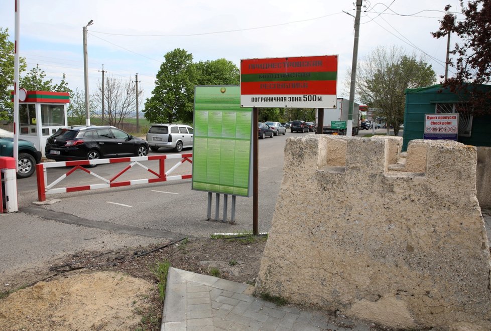 Cedule na kontrolním stanovišti Bendery u vstupu do moldavského separatistického regionu Podněstří