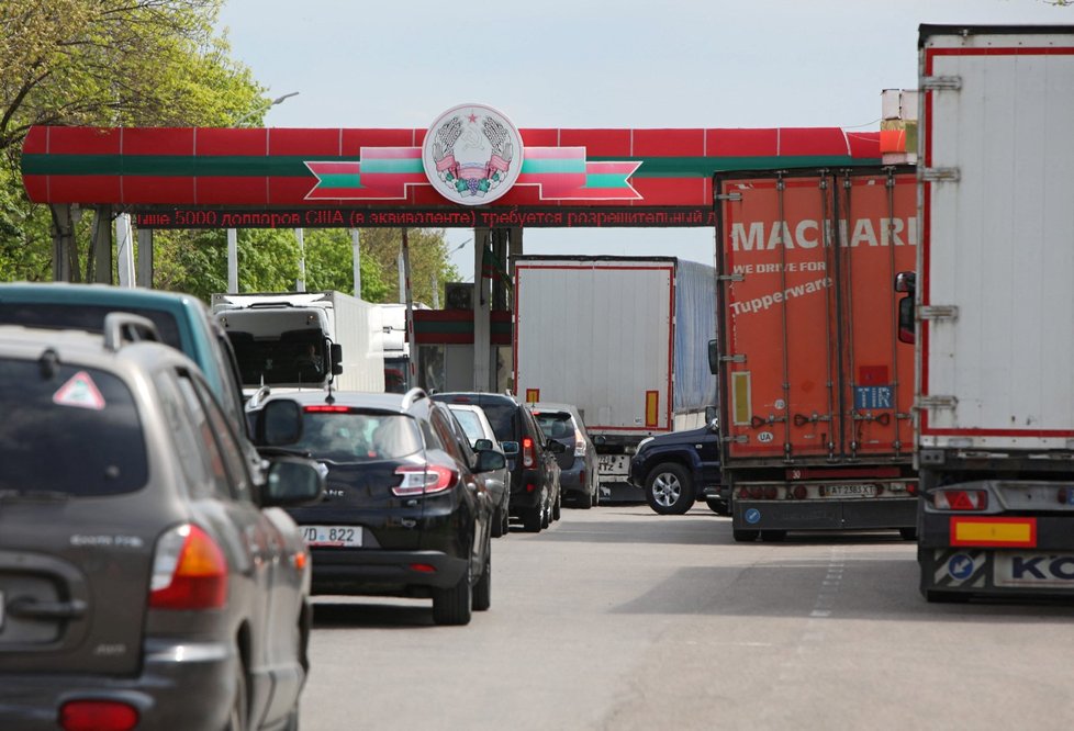 Fronta vozidel na kontrolním stanovišti Bendery při vjezdu do moldavského separatistického regionu Podněstří