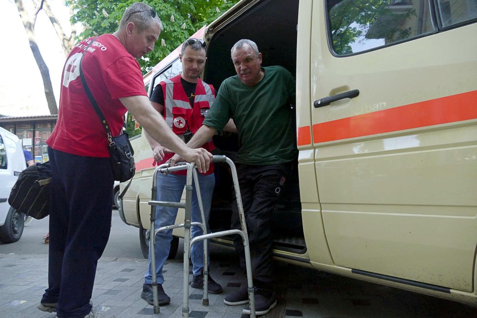 Evakuace postižených lidí z Mykolajivu (13. 5. 2022)