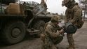 Ukrajinští vojáci připravují k použití protitankovou střelu NLAW
