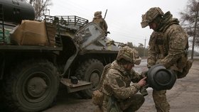 Ukrajinští vojáci připravují k použití protitankovou střelu NLAW