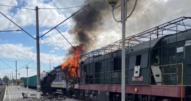 ONLINE: Zranění po ruském náletu na Sumy. A ukrajinské drony poškodily Rusům teplárnu v Orjolu