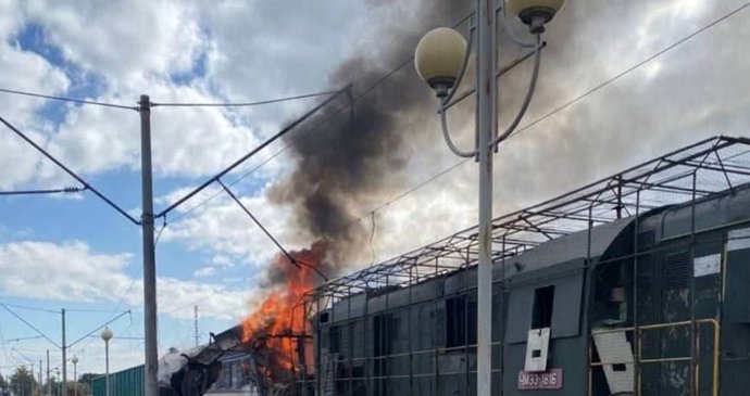 Ruský dron zasáhl vlak v regionu Sumy (říjen 2025)