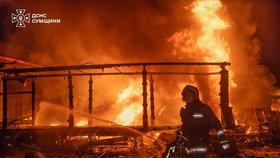 ONLINE: Výbuchy a požáry v Kyjevě. Rusové zaútočili i na bytovku