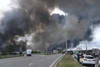 Ukrajina vyslala tisíc dronů, zasáhla rafinérku. Zelenskyj varuje: Bude hořet i vaše Moskva
