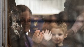 People on the run from Lviv to Przemyśl in Poland / Uprchlíci jedoucí ze Lvova do Přemyslu.