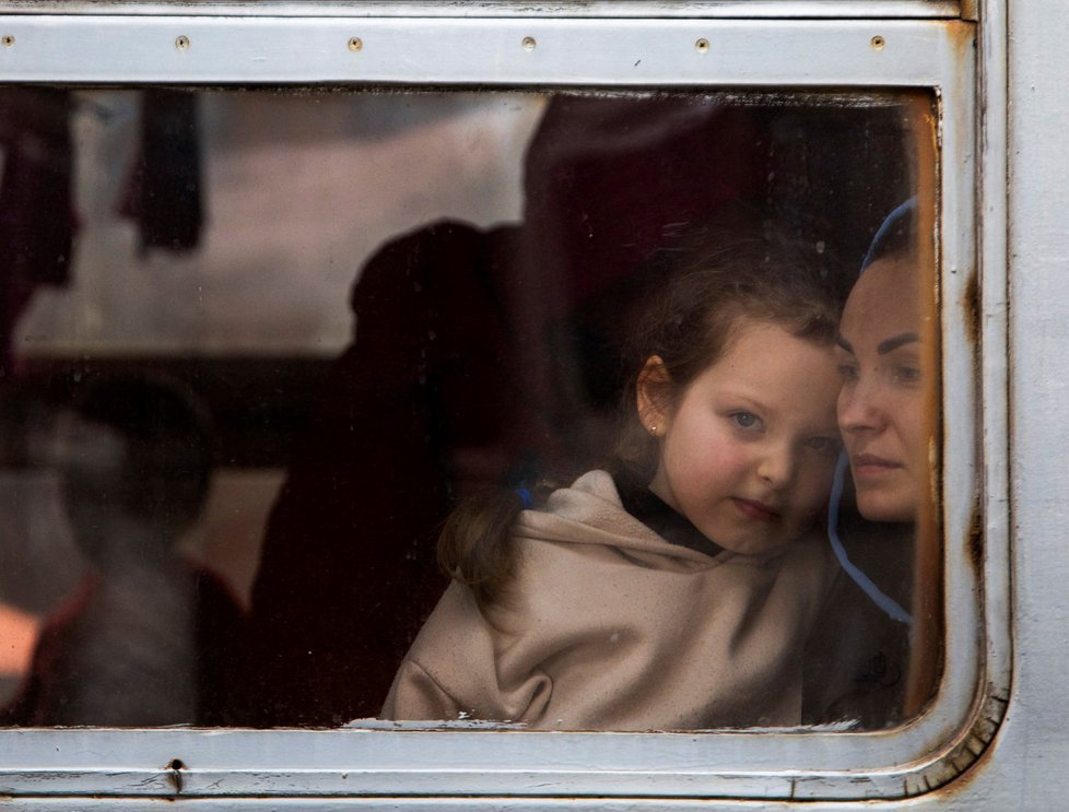 People on the run from Lviv to Przemyśl in Poland / Uprchlíci jedoucí ze Lvova do Přemyslu.