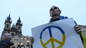 Několik stovek demonstrantů žádalo v centru Prahy o výraznější pomoc Ukrajině. (15. 3. 2022)