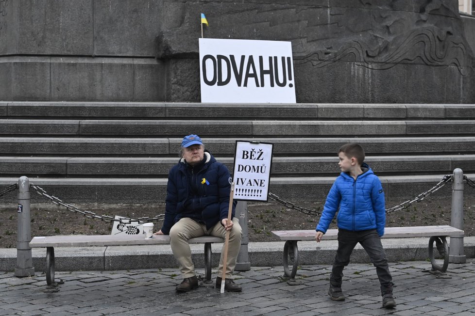 Několik stovek demonstrantů žádalo v centru Prahy o výraznější pomoc Ukrajině. (15. 3. 2022)
