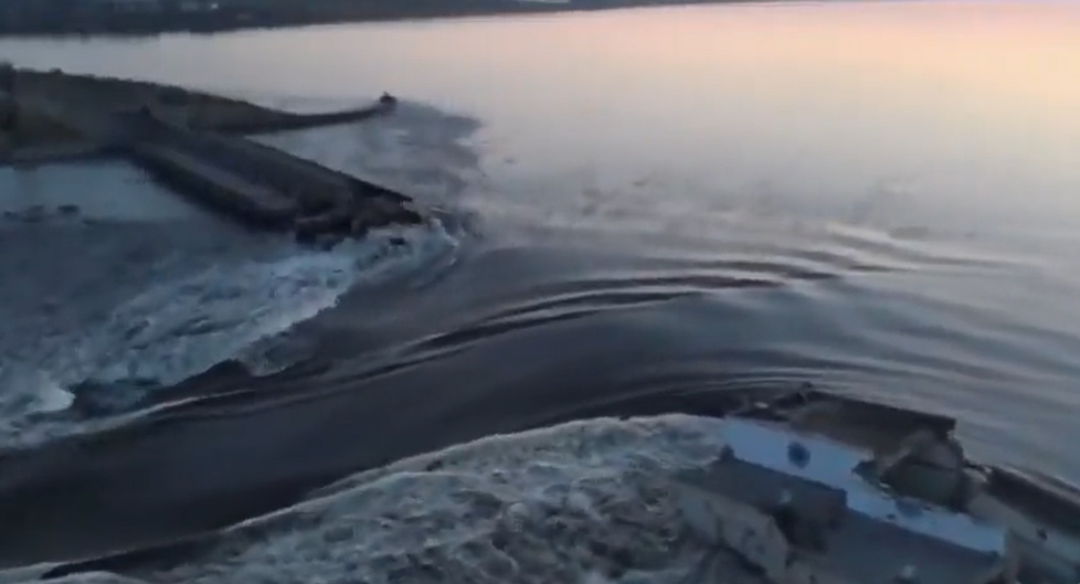 Záběry zničené Kachovské přehrady