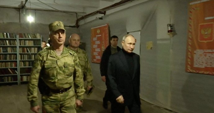 ONLINE: Ukrajina pohřešuje přes 7000 vojáků. A Putin to schytal za „zvláštní tour autora masových vražd“