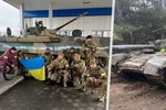 Ukrajinské válečné trofeje: Vojáci i civilisté se smějí zastaralé technice, tanky navíc nemusí hlásit ke zdanění