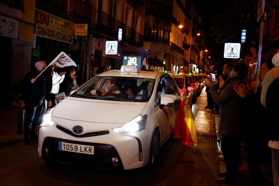 Uprchlíci z Ukrajiny přijeli do Španělska se skupinou taxikářů, kteří jeli do Polska pomoci imigrační vlně. (17. 3. 2022)