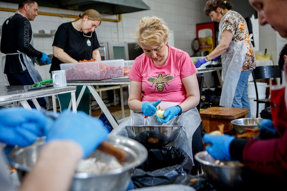 Dobrovolníci v Užhorodu pomáhají uprchlíkům. (2. 5. 2022)