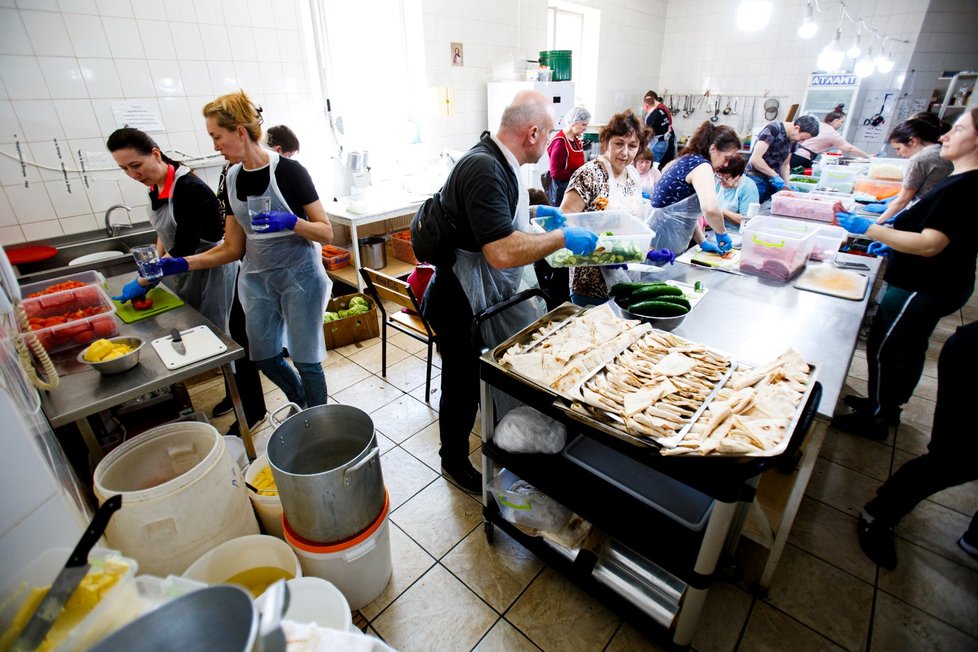 Dobrovolníci v Užhorodu pomáhají uprchlíkům. (2. 5. 2022)