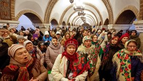 Ukrajinci během leteckého poplachu zpívají v kyjevském metru koledy.
