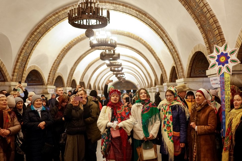 Ukrajinci během leteckého poplachu zpívají v kyjevském metru koledy. (25. 12. 2022)