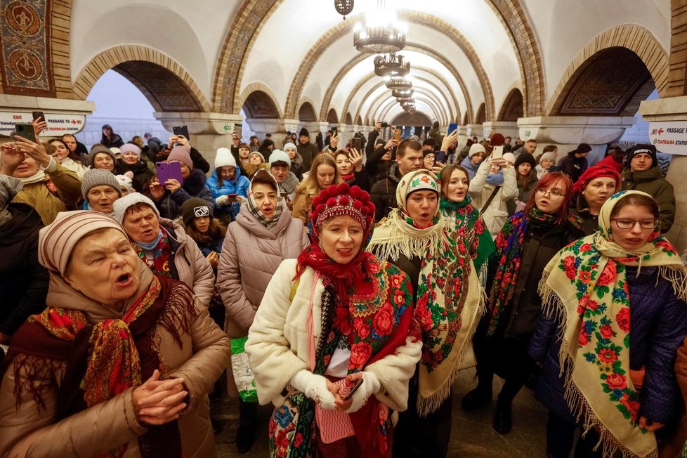 Ukrajinci během leteckého poplachu zpívají v kyjevském metru koledy. (25. 12. 2022)