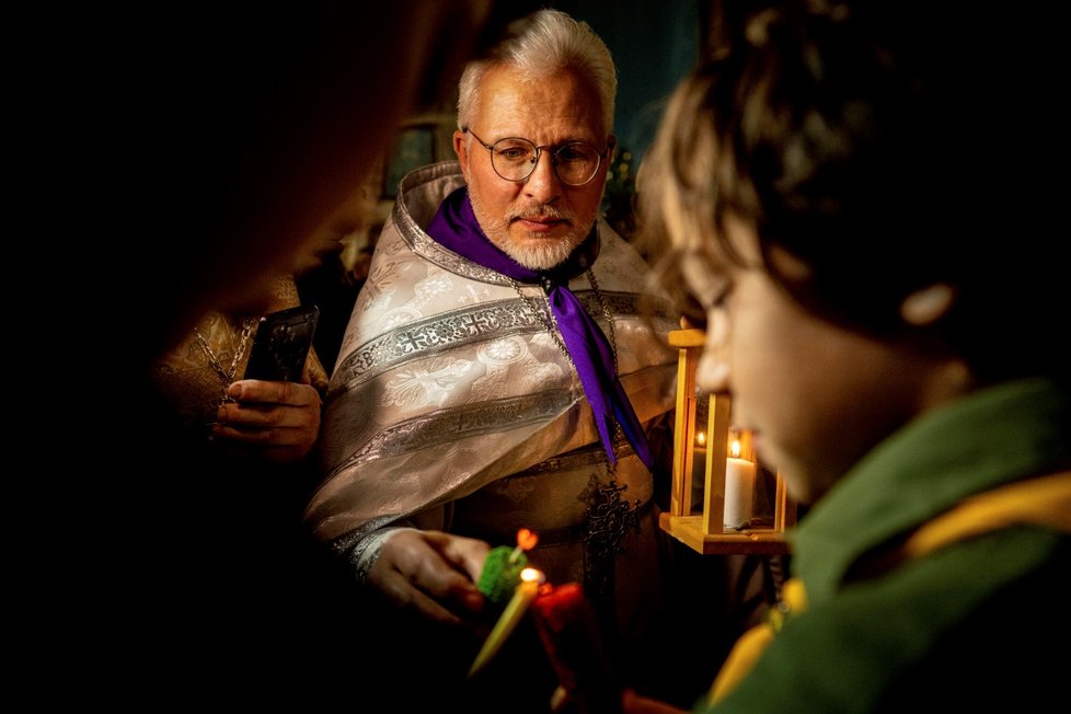 Ukrajinští vojáci v Charkově dostávají od kněze Betlémské světlo míru. (25. 12. 2022)